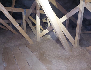 Zateplení stropu novostavby bungalovu pomocí foukané izolace